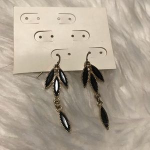 ❣️6/$20❣️ Black and Gold Dangly Earrings